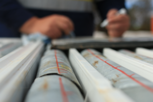 Mayfair Gold Corp erbohrt 38-Meter-Intervall mit 1,94 Gramm Gold pro Tonne in „Fenn-Gib“