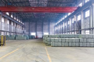 Metallpreise im Sinkflug – aber Bestände auf Rekordtief