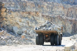 Goldman Sachs senkt Prognosen für Metallpreise – Goldunternehmen vor Konsolidierung