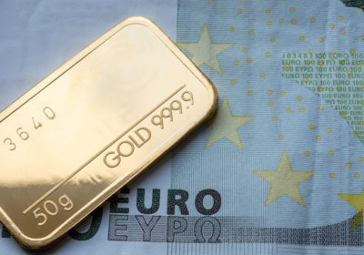 Euro stürzt ab, während Gold auf Allzeithoch klettert