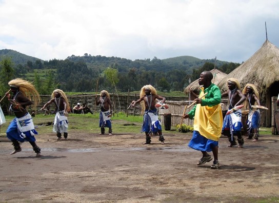 Afro-T&auml;nze in Ruanda &ndash; Das Hoffen auf steigende Goldpreise &ndash; Foto: Udo Rettberg