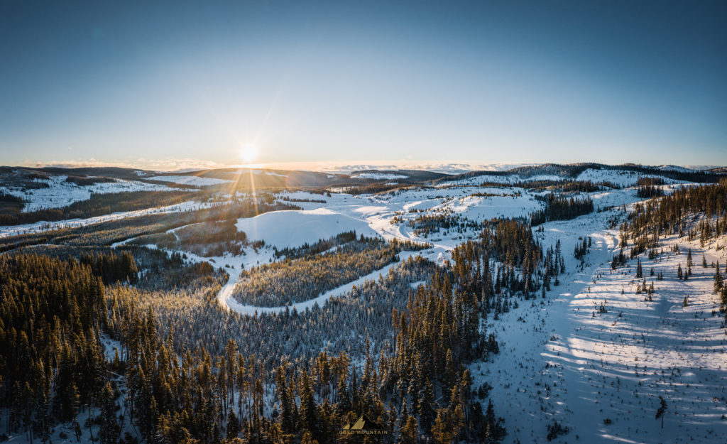 Gold Mountain Mining: Neue hochgradige Goldentdeckung verleiht „Elk“ Blue-Sky-Potenzial