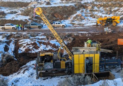 NevGold Corp. durchteuft auf „Nutmeg Mountain“ vielversprechendes Gestein