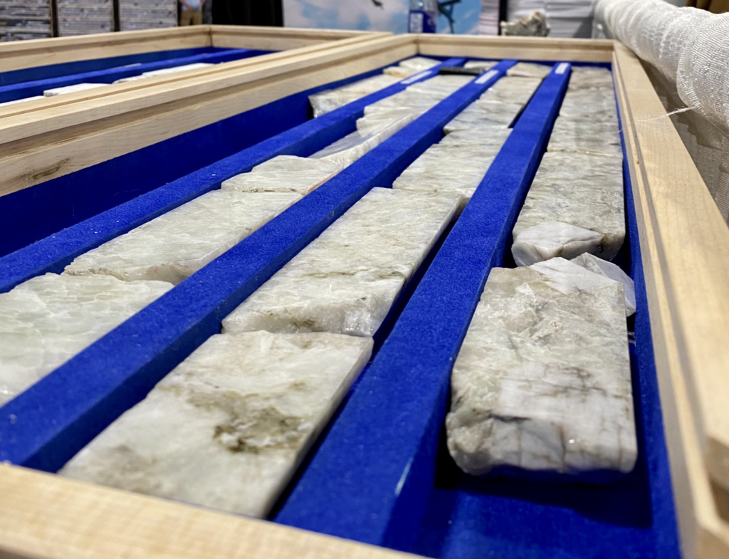 Neuer Spitzenfund: Q2 Metals trifft 179 Meter Spodumenpegmatit