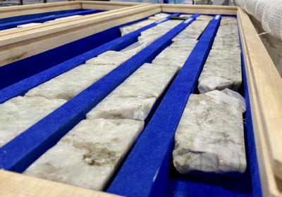 Neuer Spitzenfund: Q2 Metals trifft 179 Meter Spodumenpegmatit