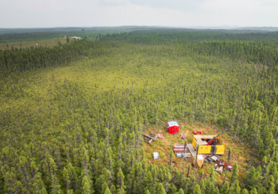 Spektakulärer Lithiumfund: Q2 Metals trifft mit Bohrloch 44 ins Schwarze