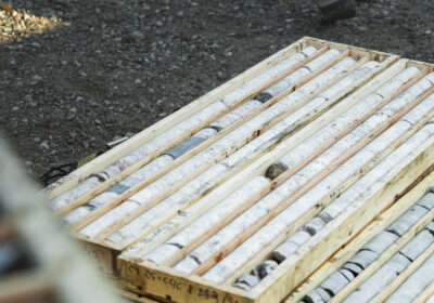 Lithiumriese entsteht: Q2 Metals st&ouml;&szlig;t auf m&auml;chtigen Pegmatitk&ouml;rper