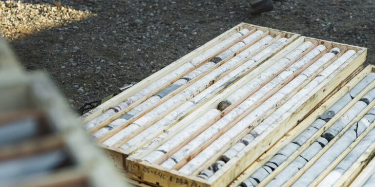 Lithiumriese entsteht: Q2 Metals st&ouml;&szlig;t auf m&auml;chtigen Pegmatitk&ouml;rper