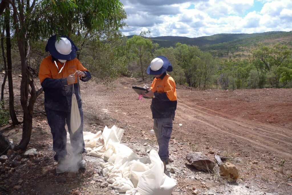 QMines entdeckt sichtbares Gold im Bohrkern auf Mount Mackenzie