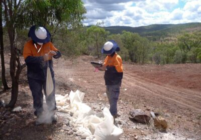 QMines entdeckt sichtbares Gold im Bohrkern auf Mount Mackenzie