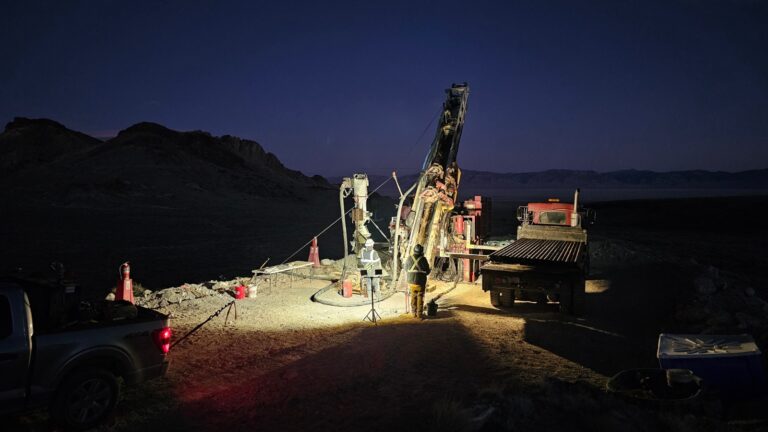 Ermutigende Bohrergebnisse: Silver Hammer st&ouml;&szlig;t unter historischer Mine auf hochgradige Silberzonen