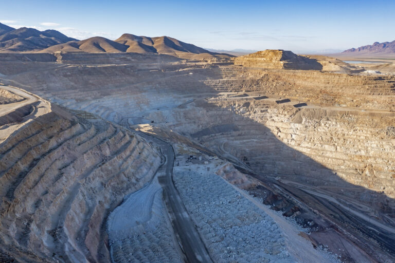 Explorer suchen gezielt in der N&auml;he gro&szlig;er Lagerst&auml;tten in Nevada